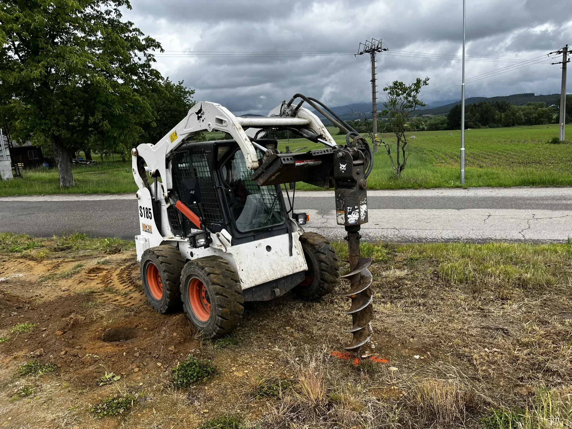 Vrtání – Bobcat s vrtnou hlavicí